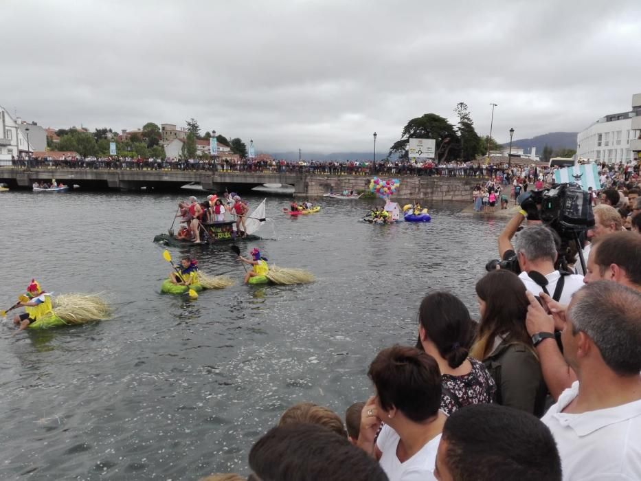 "Flota como poidas" llena el estuario del río Miñor de improvisados e ingeniosos artefactos flotantes.