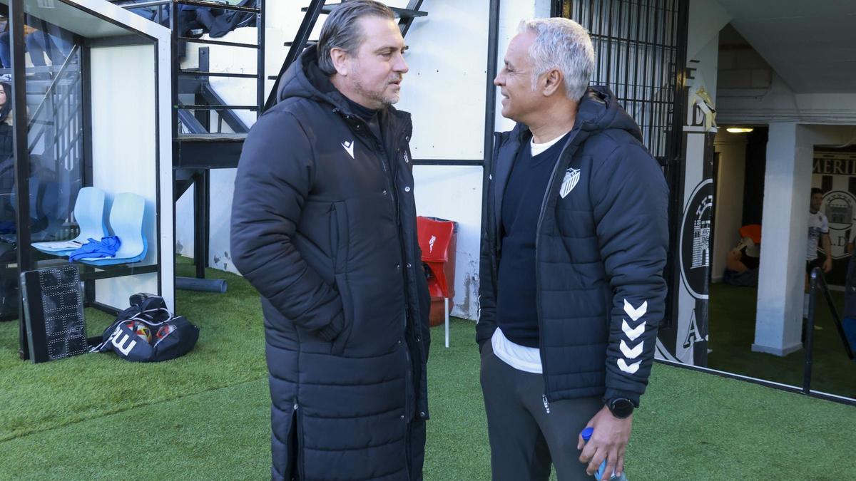 Ruano y Pellicer se saludan antes del inicio del partido en Mérida.