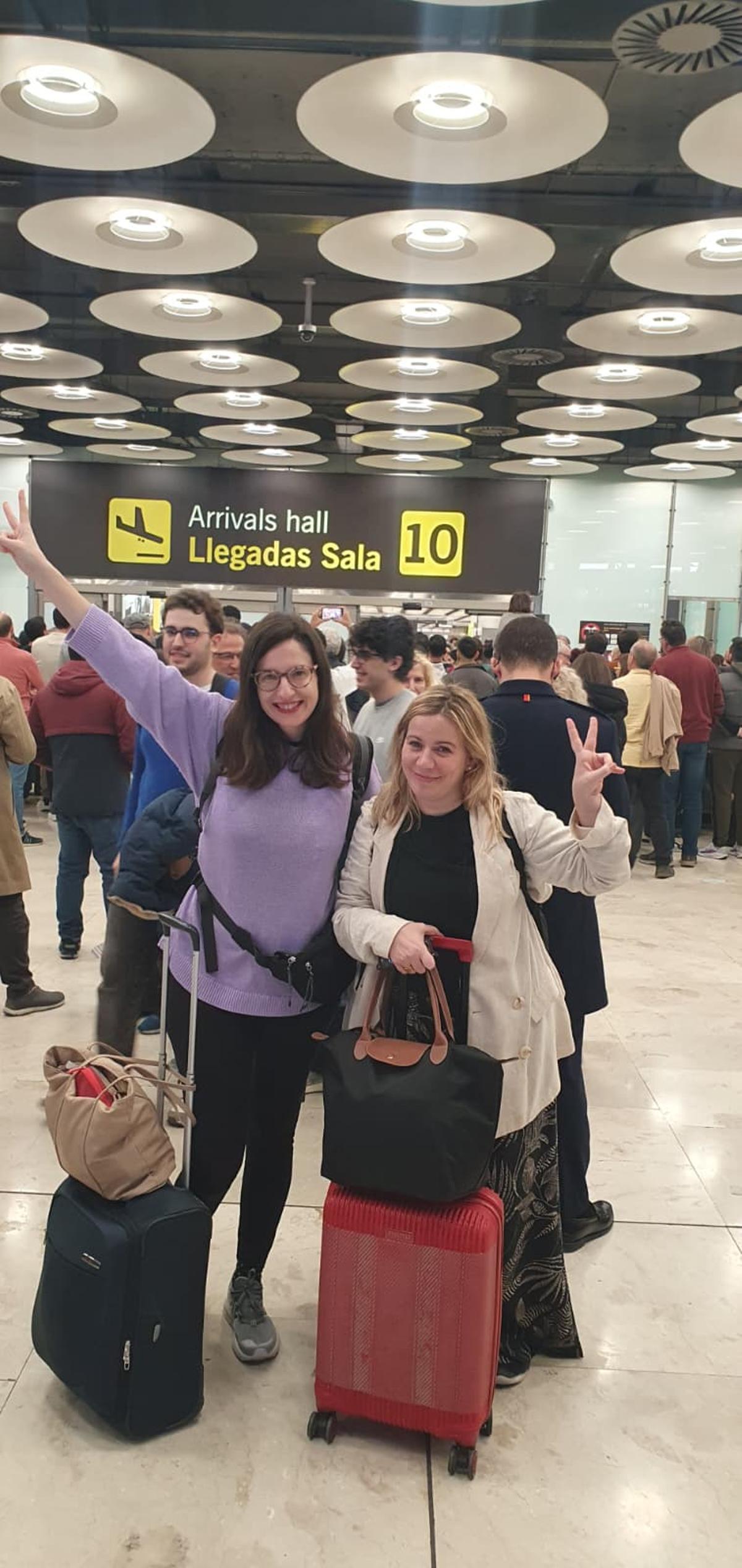 Sofía Fanjul y Yahel Rodríguez, a su llegada a Barajas.