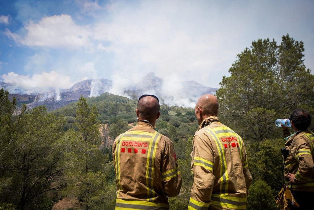 Fuego en Baix Ebre. Los bomberos trabajan en el incendio forestal en Paüls, Tarragona, este martes.