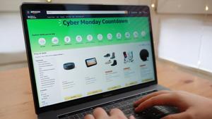 Berlin (Germany), 01/12/2019.- A computer screen shows advertisements for Cyber Monday on a online shopping mall Amazon in Berlin, Germany, 01 December 2019. Cyber Monday is the Monday after the Thanksgiving holiday in the US which is created by retailers to encourage people to shop online. (Alemania) EFE/EPA/HAYOUNG JEON