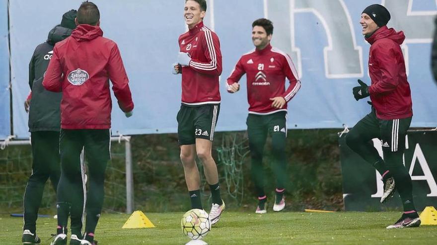 Berizzo y Aspas (ambos de espaldas) bromean con Josep Señé, Carles Planas y Daniel Wass durante el entrenamiento matinal celebrado ayer por el Celta en A Madroa. // Adrián Irago