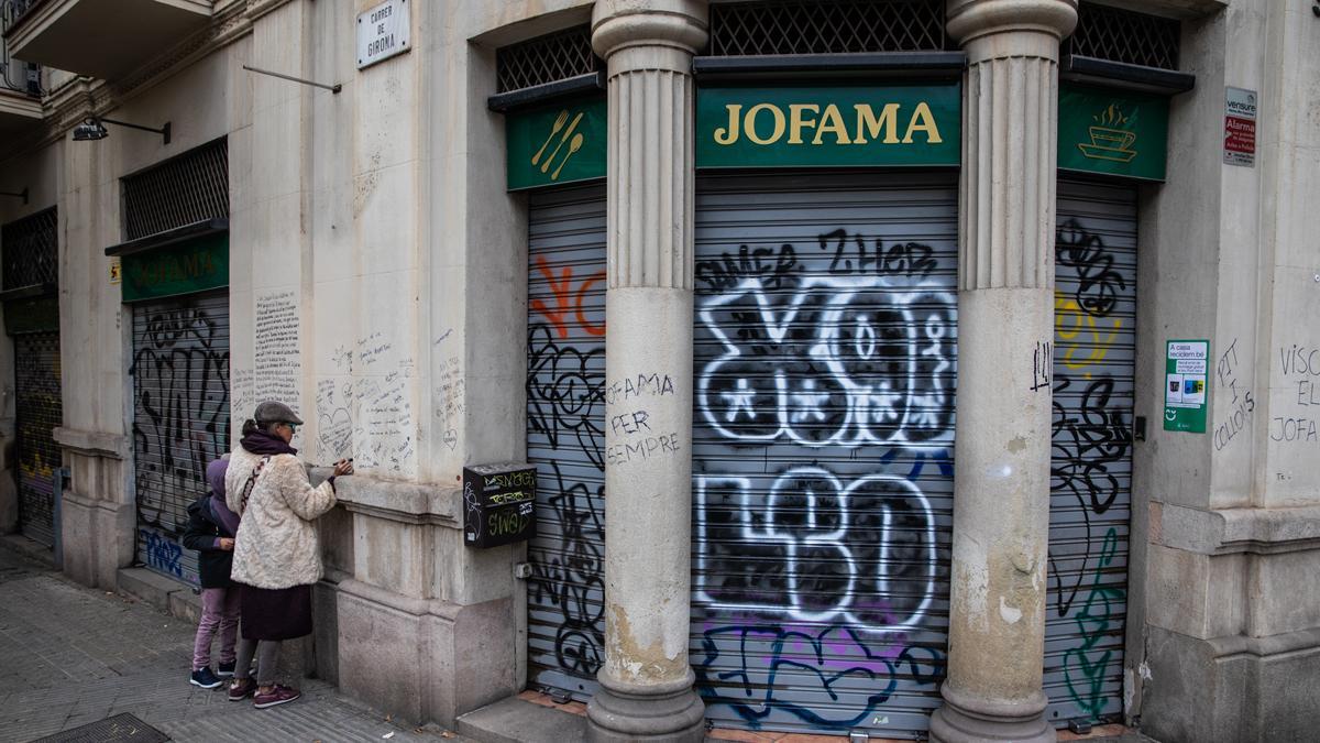 Emotivo adiós al bar Jofama, tras 70 años en activo en Barcelona