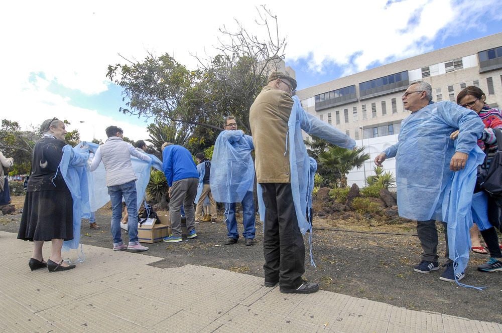 Concentración frente al Hospital Doctor Negrín en defensa de la sanidad pública