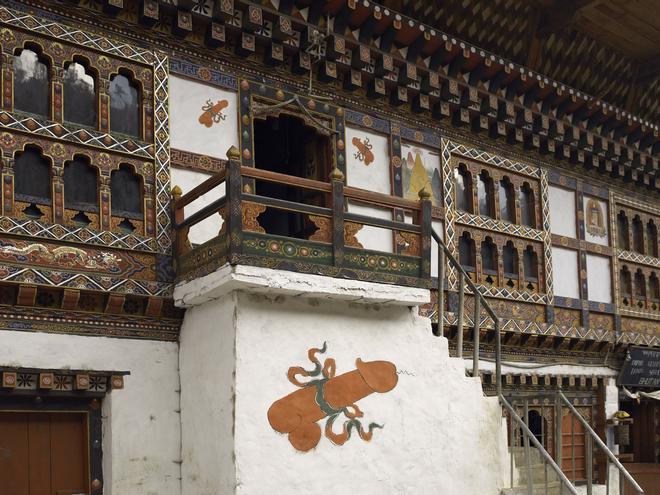 Bután arquitectura local con falo en laredes