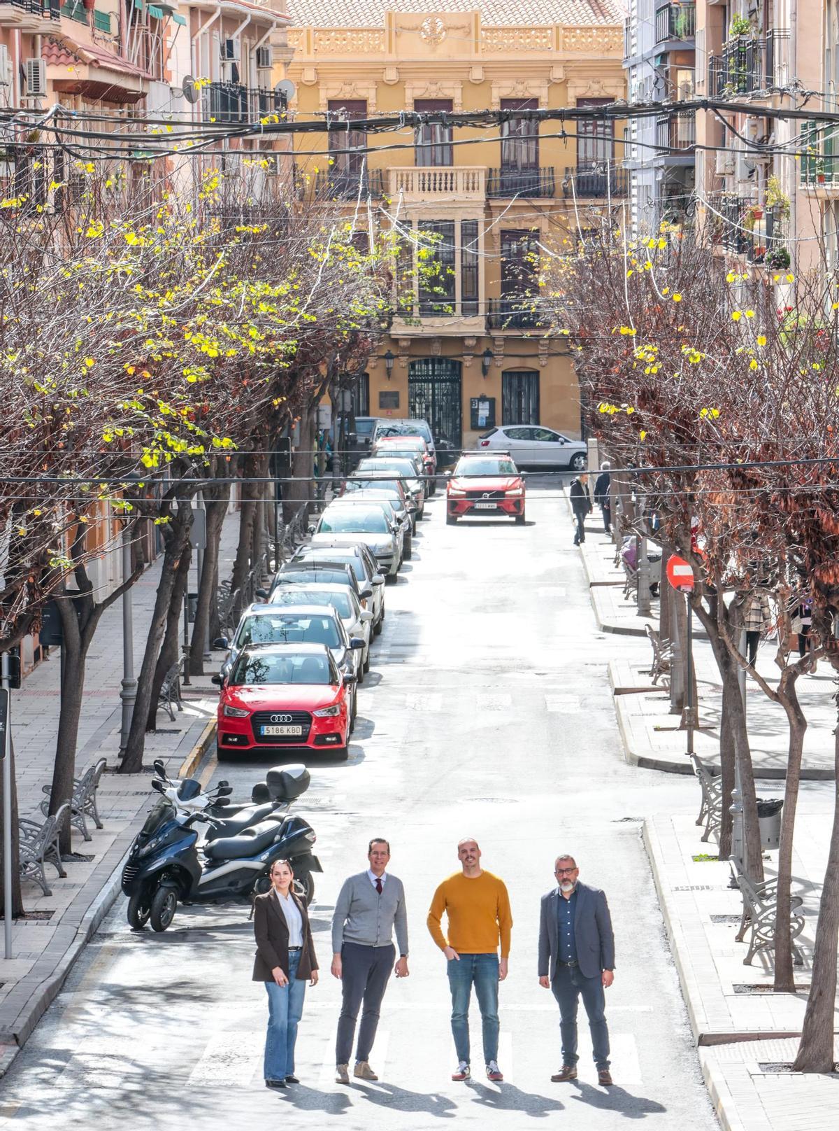 Los cuatro ediles en la calle Colón, cuya remodelación está incluida en el plan de inversiones