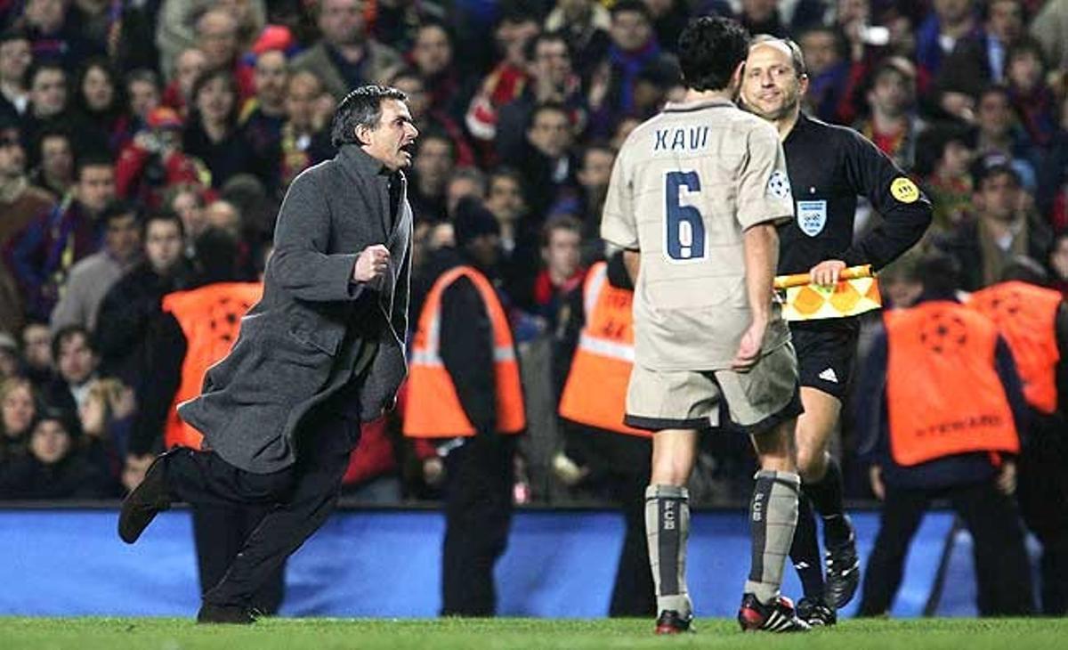 Eufòria. Mourinho corre pel camp per celebrar la classificació del seu equip en el partit de tornada dels vuitens de final de la Lliga de Campions entre el Chelsea i el Barça. 8 de març del 2005.