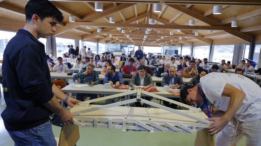 Dos alumnos presentan su proyecto de puente para la rambla de Benipila ante el jurado del concurso.