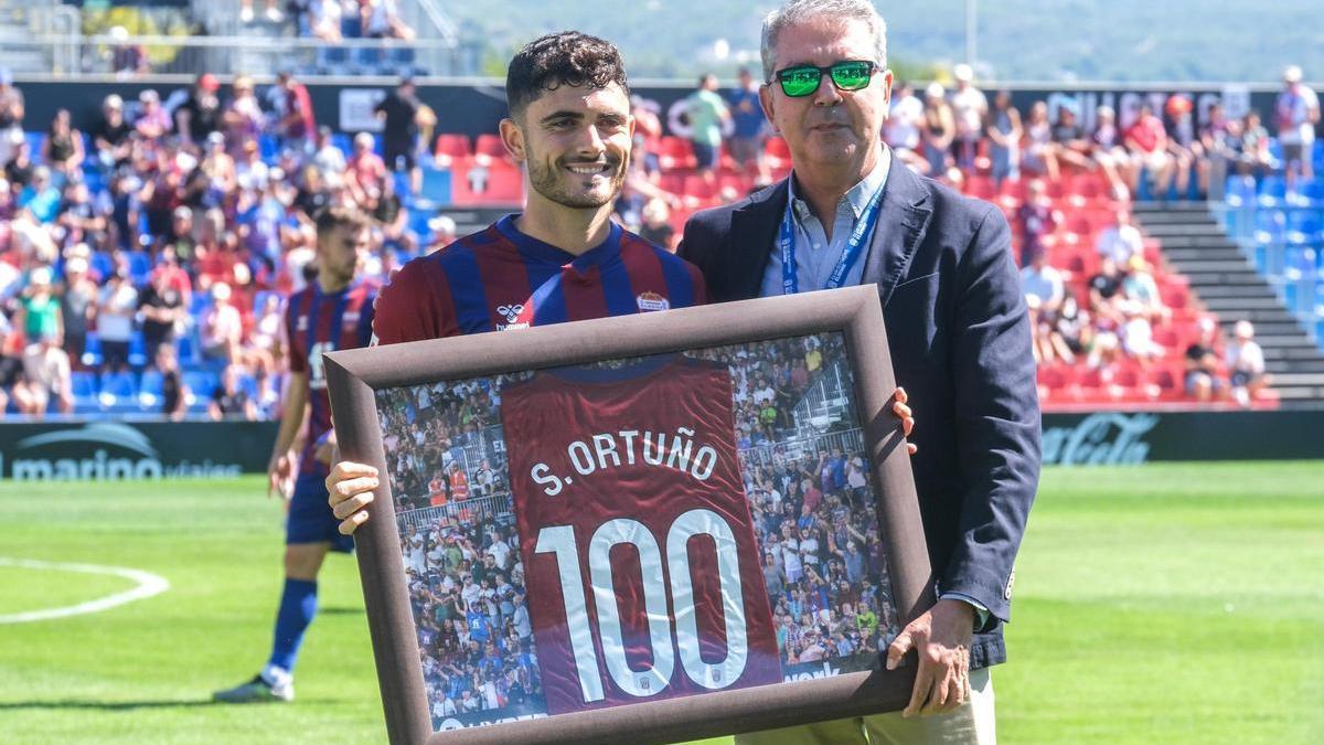 Sergio Ortuño, homenajeado por el Eldense tras alcanzar los cien partidos con la camiseta del Deportivo hace semanas.