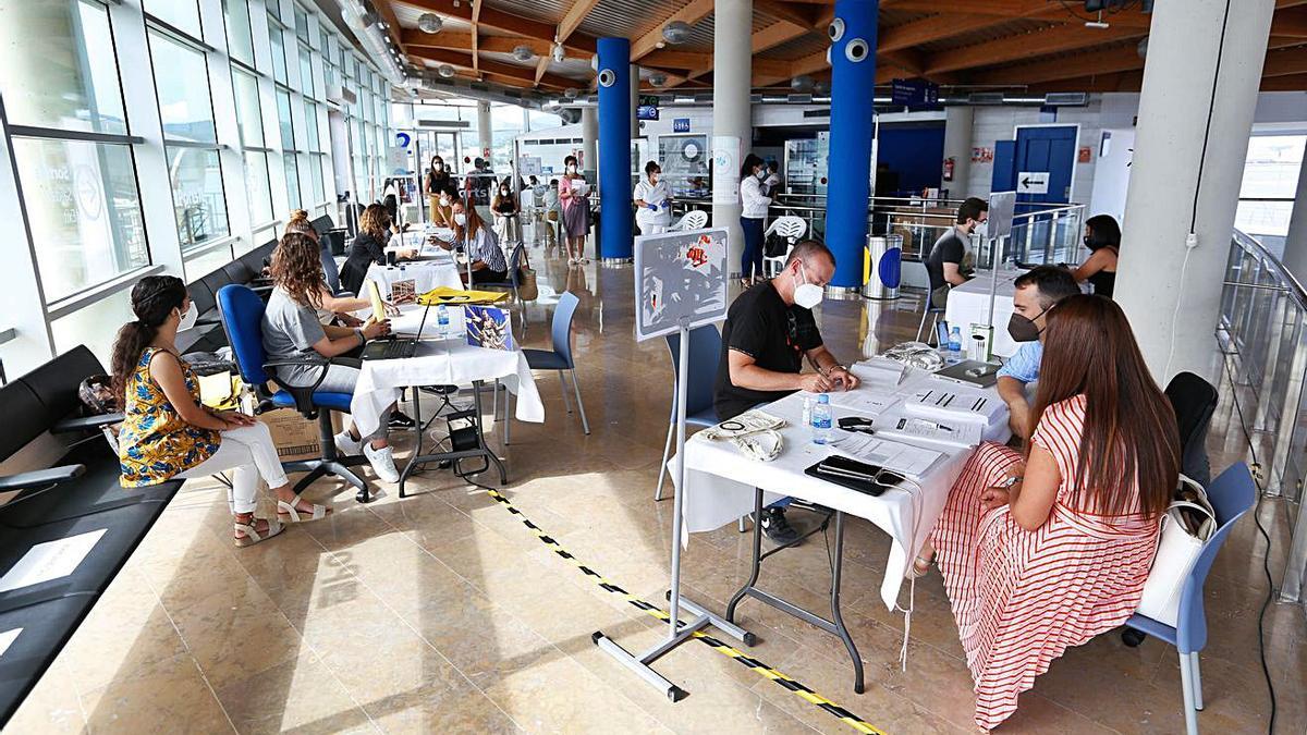 El interior de la estación marítima del puerto de Sant Antoni, habilitado para hacer las entrevistas 