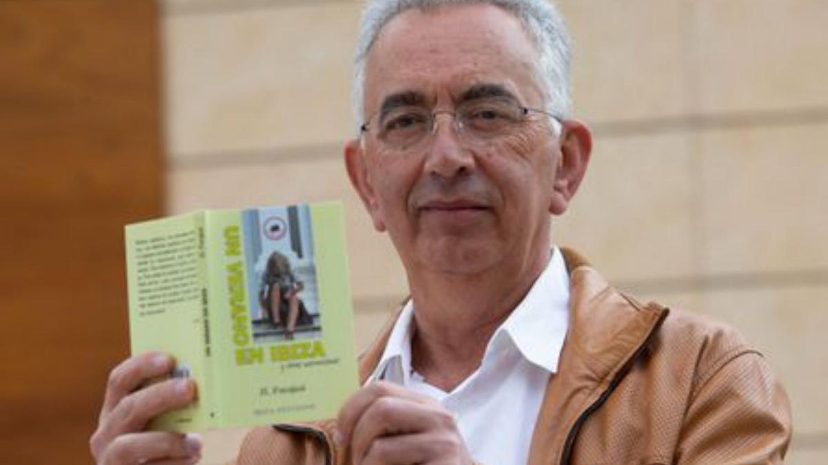 José Luis Parajuá, con su libro. | VICENT MARÍ