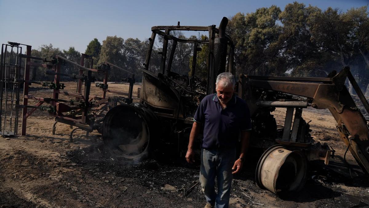 El duro testimonio de un ganadero de Palazuelo de Sayago tras perder maquinaria y alimento por el incendio de Fermoselle