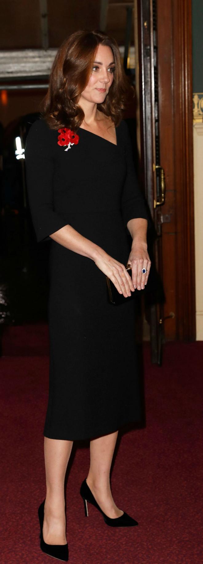 Kate Middleton con vestido negro de Roland Mouret