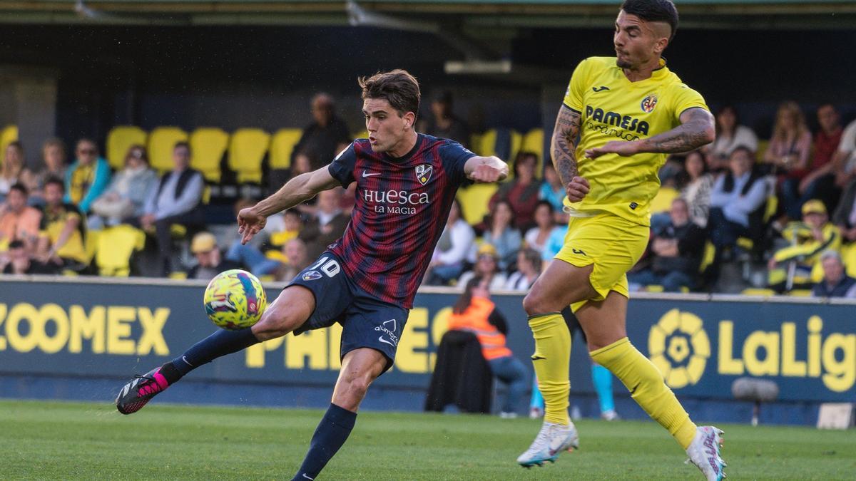 Javi Martínez, una de las novedades del once, intenta el disparo ante un jugador del Villarreal B