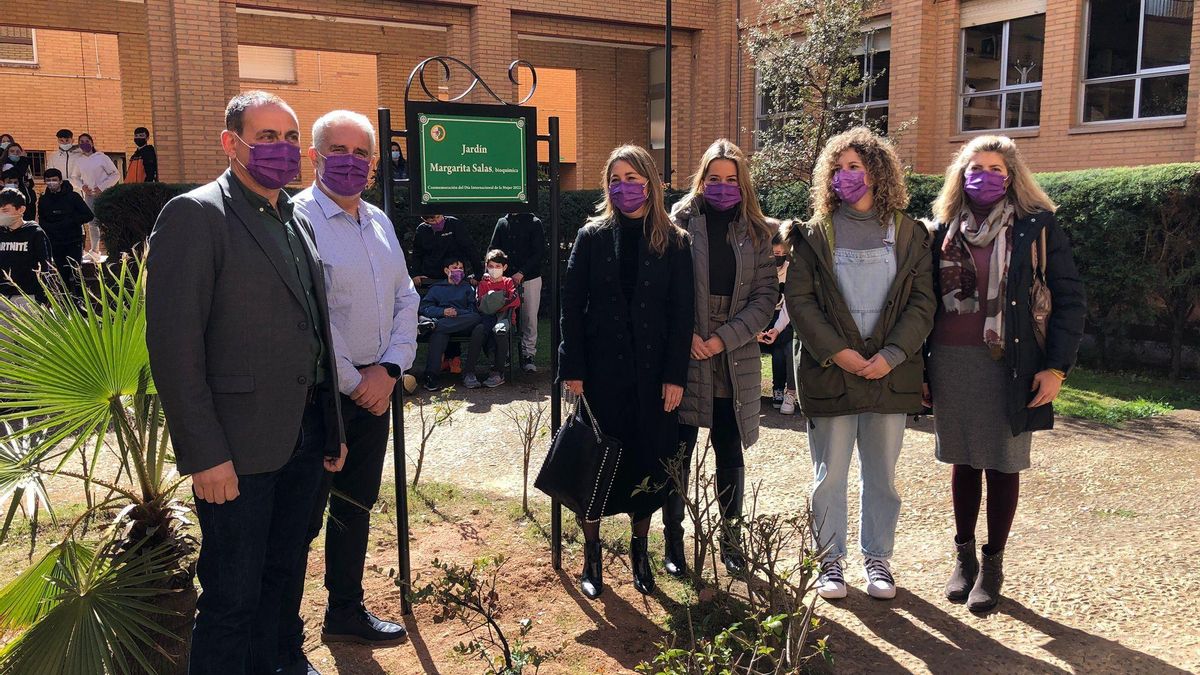 Responsables del instituto García Téllez y autoridades, en el recién nombrado jardín Margarita Salas.