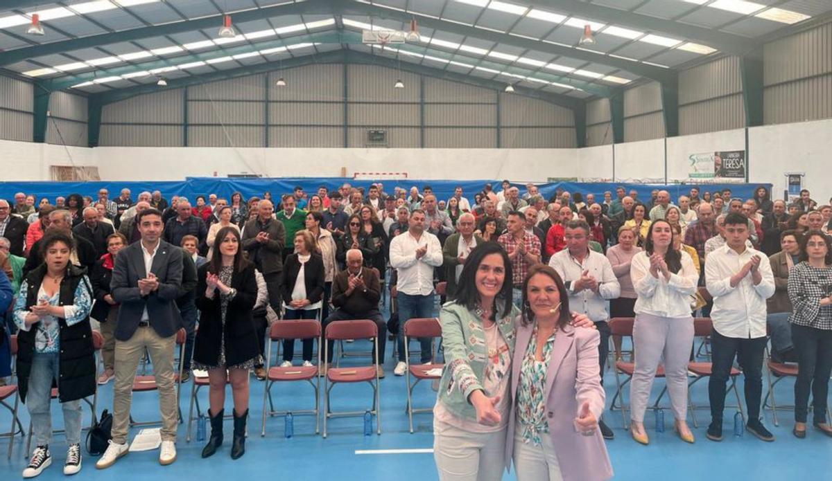 Paula Prado y Carmen Seijas, tras el mitin en el pabellón.