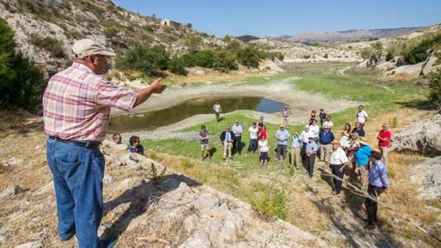 Ponentes y asistentes a la jornada visitaron el histórico pantano de Relleu, construido en el siglo XVII y sin uso desde principios del XX.
