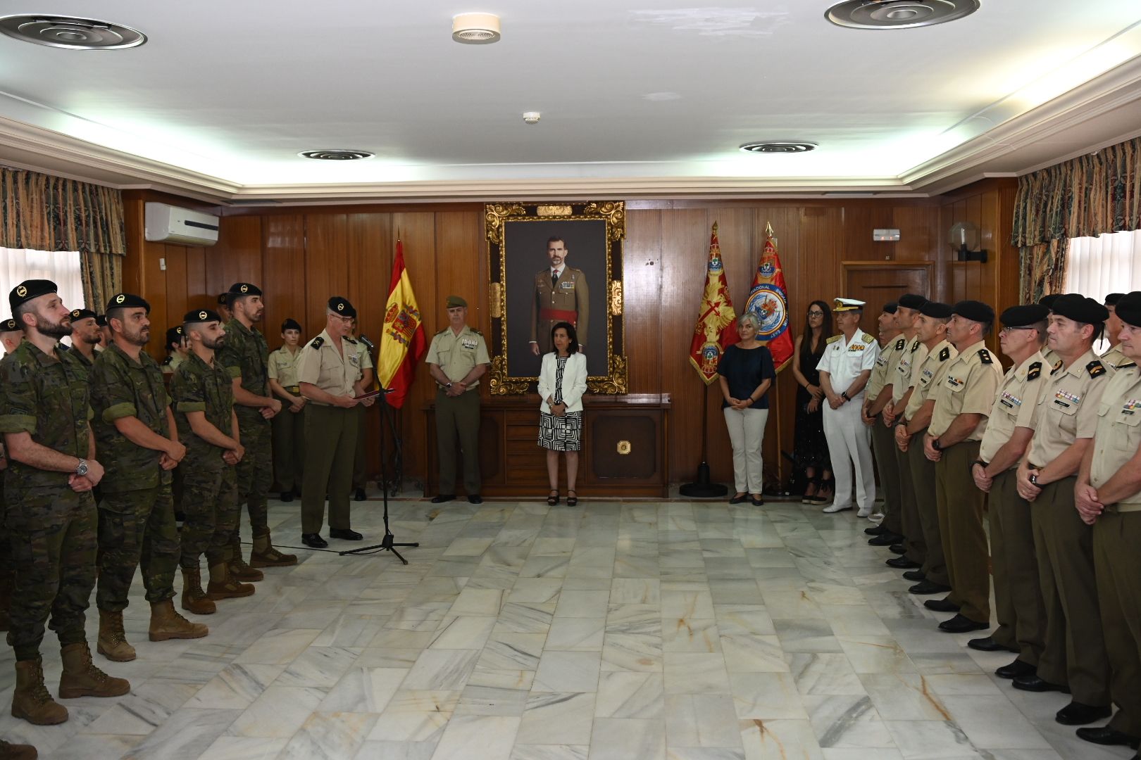 EN IMÁGENES | La ministra Margarita Robles asiste a la condecoración de 17 militares extremeños