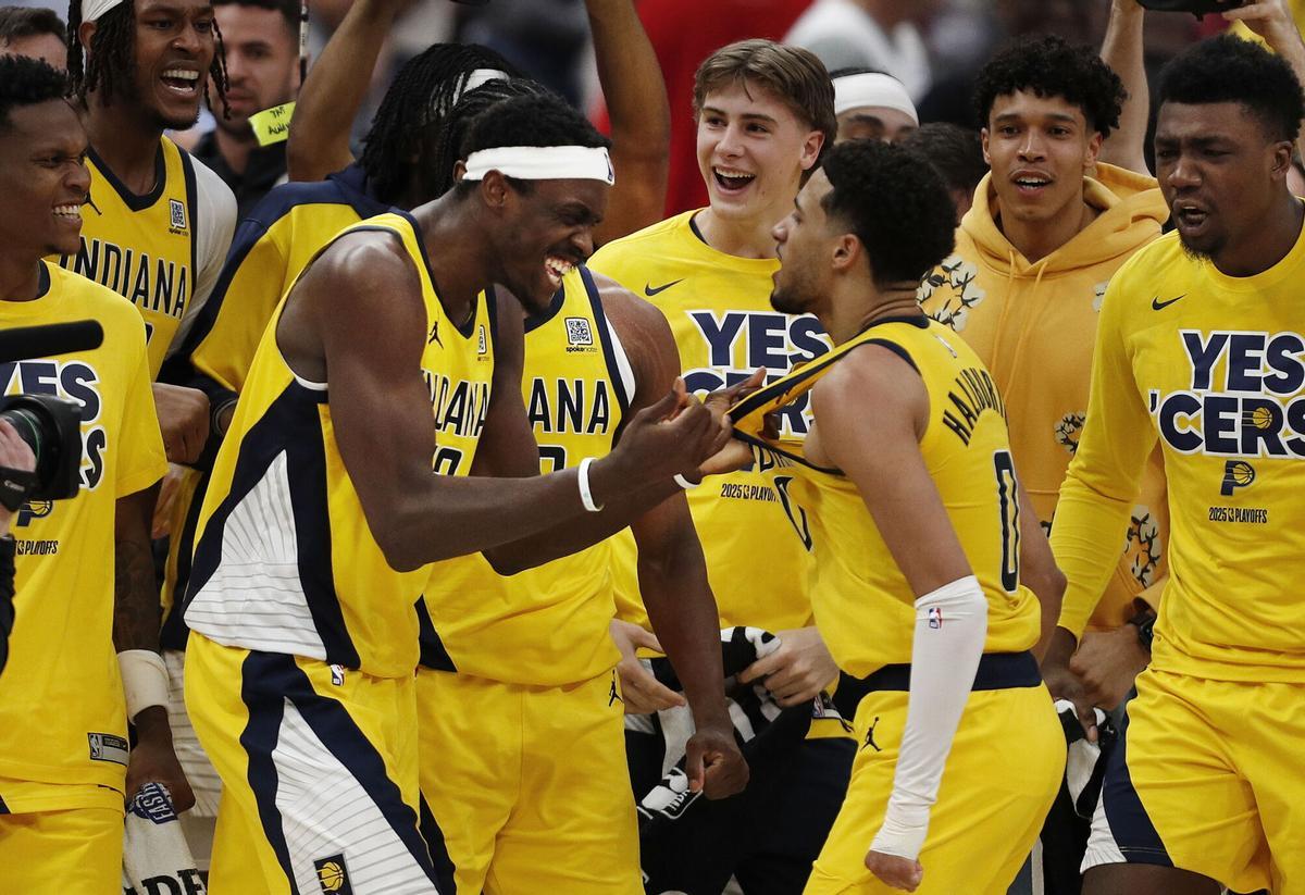 Pascal Siakam celebra con Tyrese Haliburton el triunfo de los Pacers ante los Cavaliers. EFE/EPA/DAVID MAXWELL