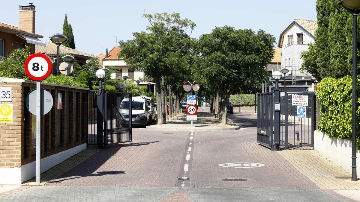 Entrada a una de las urbanizaciones del barrio.