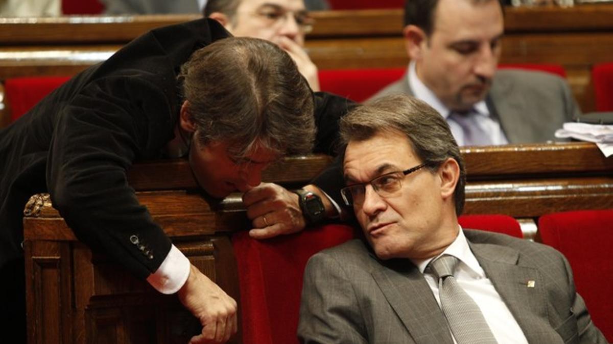 Artur Mas habla con Oriol Pujol, este miércoles en el Parlament, durante la sesión de control al Govern.