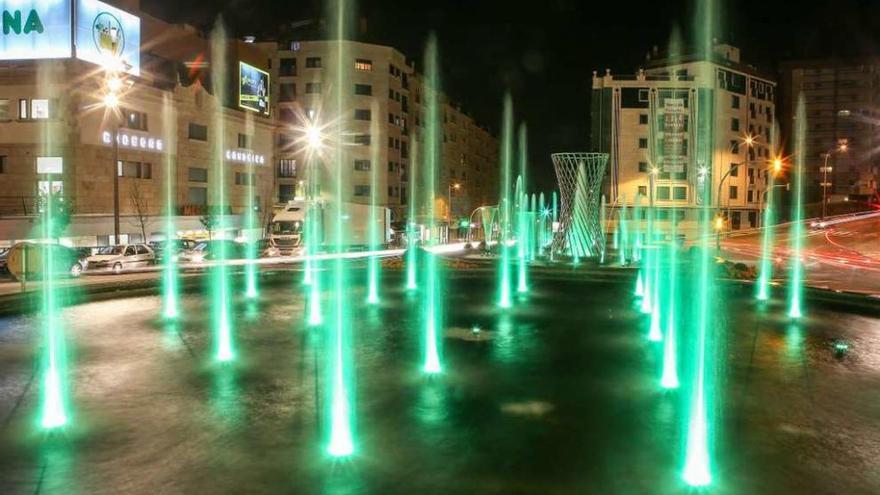 Las fuentes de la calle Aragón, anoche, iluminadas de verde. // R. Grobas