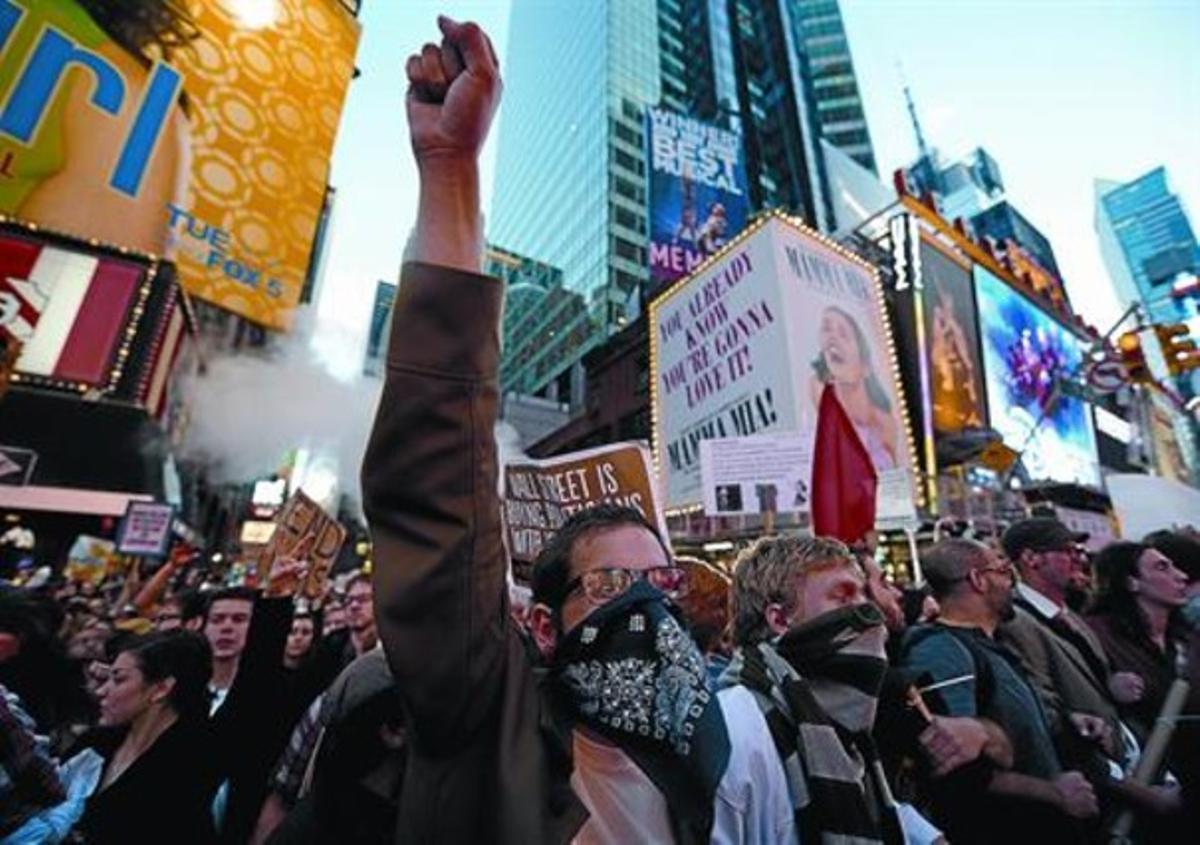 Milers de manifestants ocupen la cèntrica Times Square, a Nova York, dissabte passat.