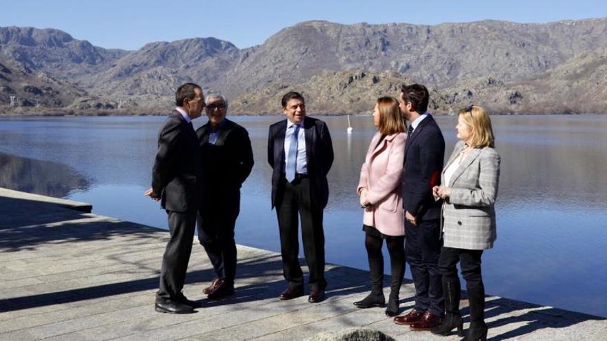 El ministro Luis Planas visita el Lago de Sanabria durante el Foro Nacional de Despoblación