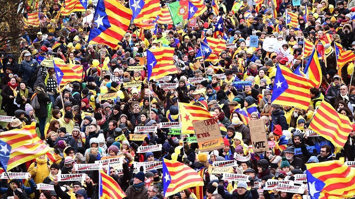 Numerosos carteles pidiendo la libertad de los cuatro encarcelados.