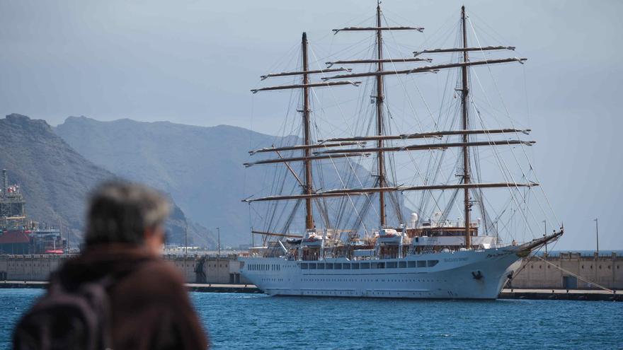 Un velero de cruceros de lujo y un buque americano de guerra visitan Santa Cruz