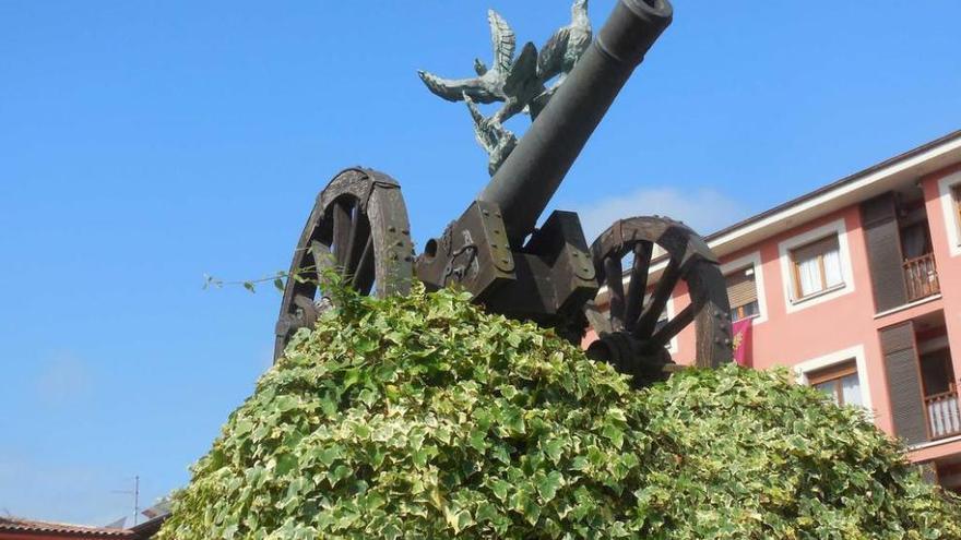El cañón de las Piraguas retornó ayer, lunes, a su pedestal en la plaza Venancio Pando, en la villa de Arriondas, tras ser uno de los indudables protagonistas de la pasada edición del Descenso.