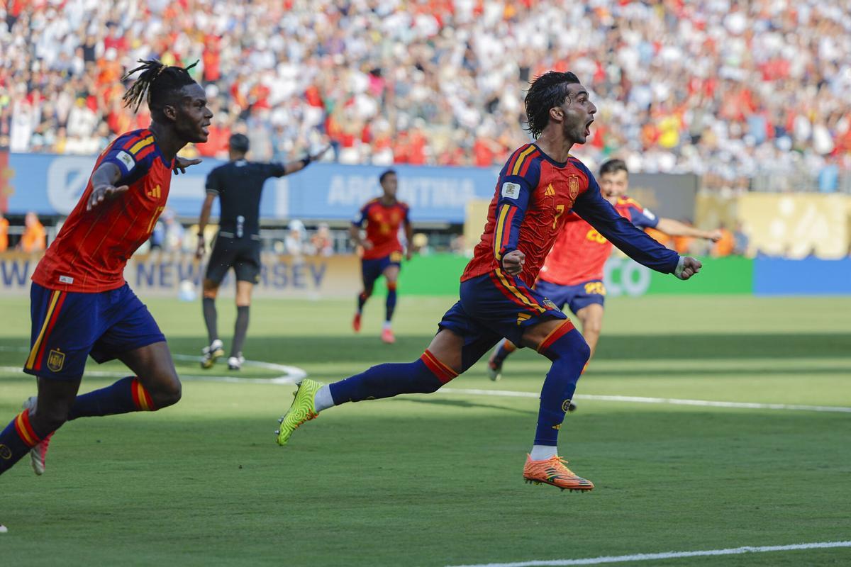 Ferran Torres celebra el gol de la victoria de España