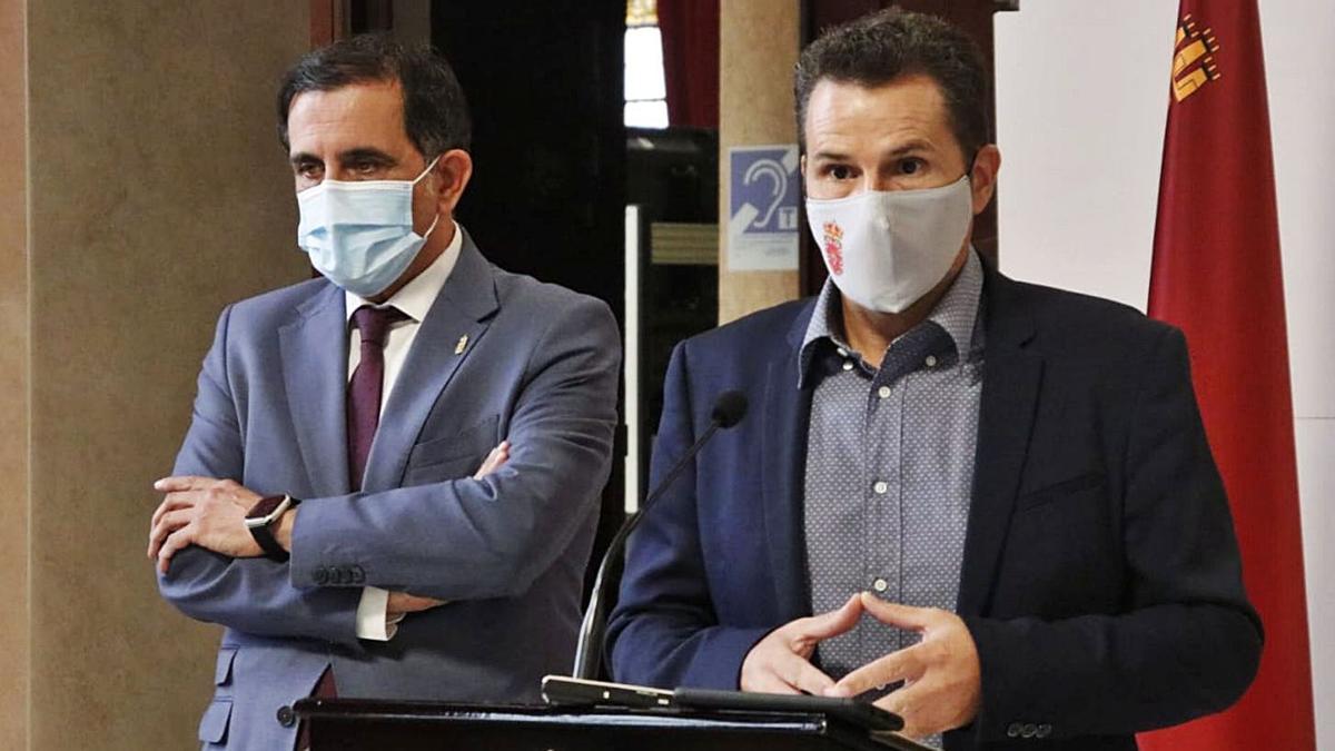José Antonio Serrano y Mario Gómez, ayer durante la rueda de prensa en la que valoraron el cambio en las juntas municipales | AYTO.MURCIA