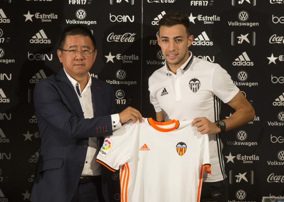 Munir, presentado con el Valencia CF
