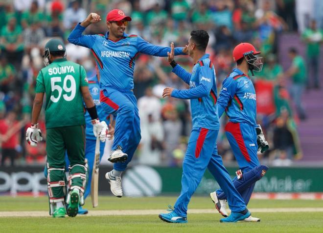 Mujeeb Ur Rahman (2R)  celebra con Mohammad Nabi (C / L) después de la destitución de Soumya Sarkar (L) durante el partido de la Copa Mundial de Cricket 2019 entre Bangladesh y Afganistán en el Rose Bowl en Southampton, Inglaterra.