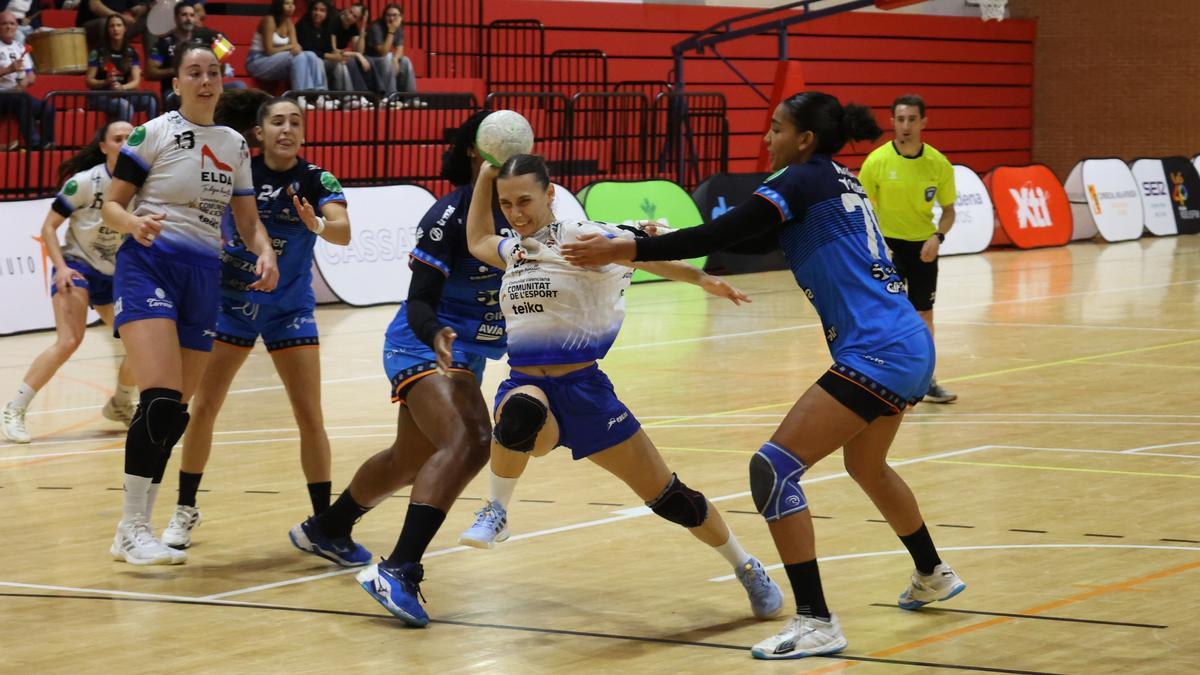 El Elda Prestigio, valiente y combativo, ofreció una actuación de mucho nivel pese a caer por 27-31 ante el líder d ela Liga Guerreras Iberdrola.