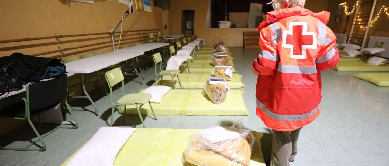 Imagen de archivo de un voluntario de Cruz Roja
en sa Bodega.  j.a.riera