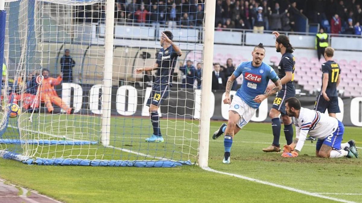Hamsik celebra un gol histórico que le convierte en el mejor artillero del Nápoles