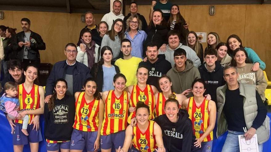 L’Escala, celebrant el triomf a Vilablareix amb l’afició. | EMPORDÀ