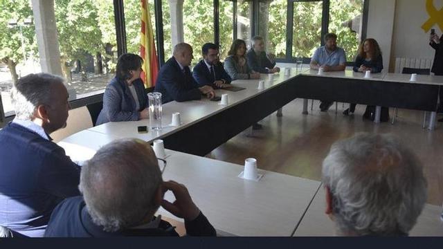 Reunió institucional al monestir de Lluçà, posterior a la signatura de la llei de creació de la comarca, el 2023.