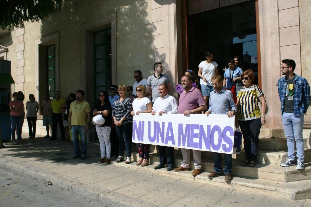 Minuto de silencio por el asesinato de la joven de Cartagena en varios municipios