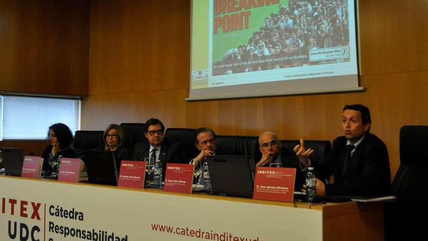 Participantes en la inauguración del curso, ayer; en el centro, Julio Abalde y Antonio Abril.