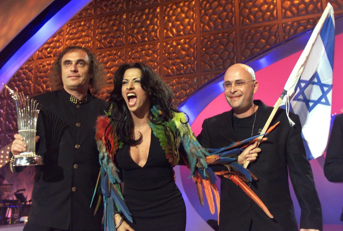 Dana International, junto a los compositores de 'Diva', tras ganar Eurovisión. 