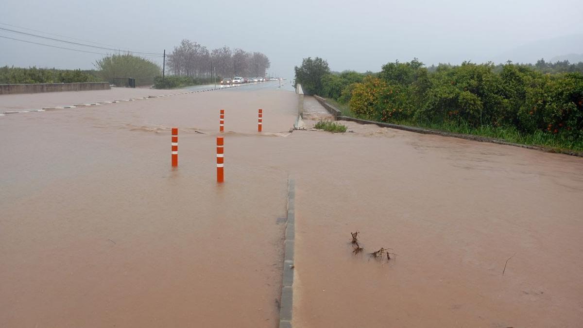 Un tramo de la CV-700 inundado