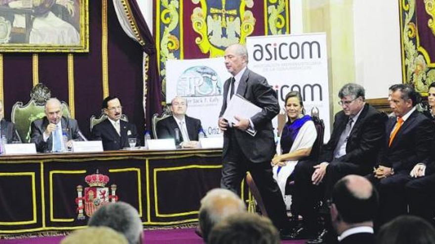 Rodrigo Rato se dirige a pronunciar el discurso de agradecimiento del premio Asicom-Universidad de Oviedo, ayer, en el Paraninfo del edificio histórico.