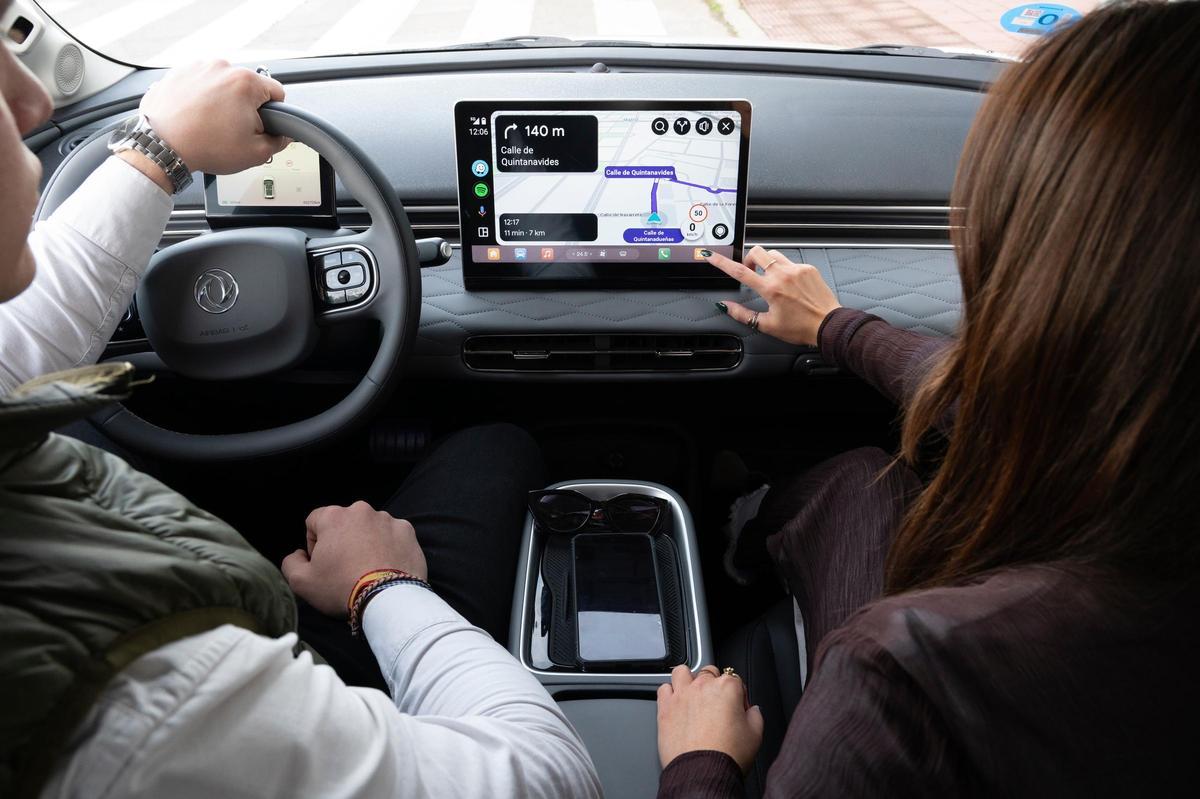 El Dongfeng BOX está equipado con una pantalla de 12 pulgadas compatible con Apple CarPlay y Android Auto.