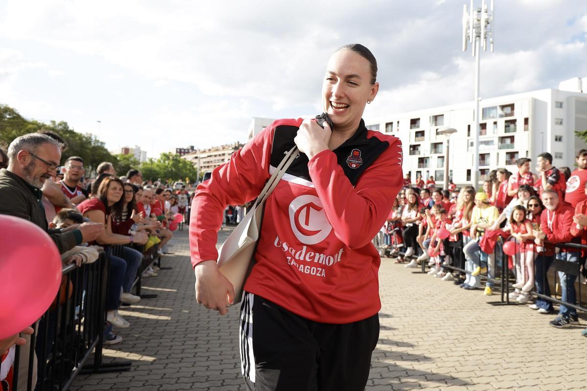 Merrit Hempe, sonriente, durante el recibimiento de la afición del equipo antes de la final