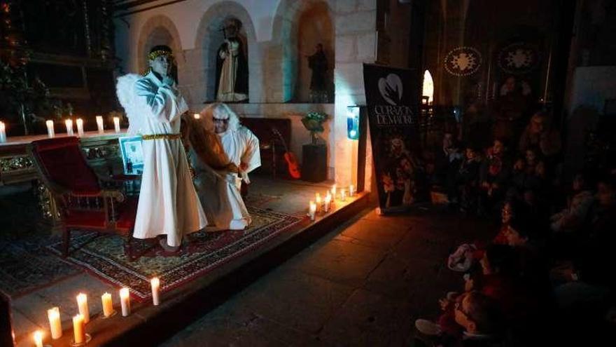 En el sentido de las agujas del reloj, teatro en San Vicente y La Alhóndiga, actuación de Swing y exposición de Ángel Peña.