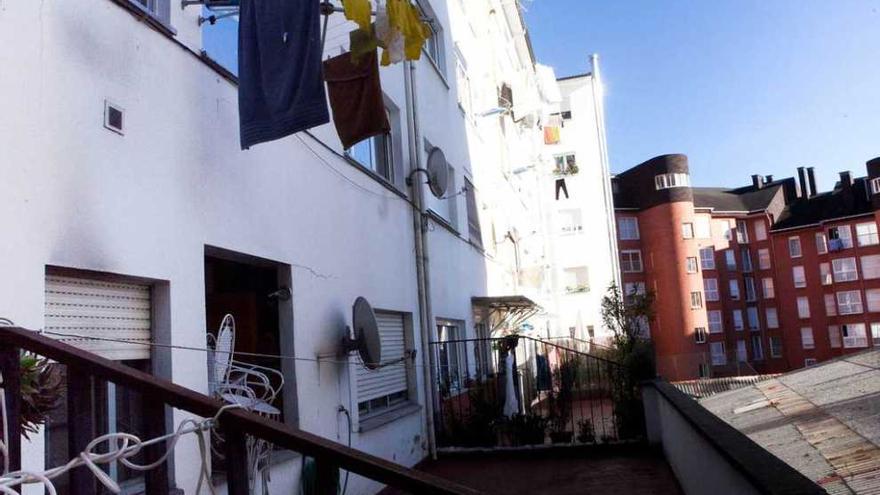 Terraza del piso de Pumarín por la que la Policía accedió al domicilio para rescatar a los menores.