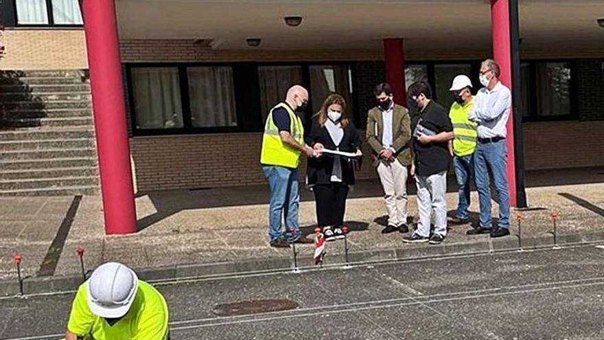 La Consejera, al fondo, durante su visita a las obras.